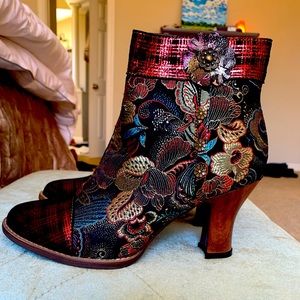 Faux L’artiste floral brocade booties, size 10